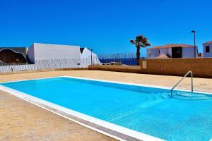 duży niebieski basen na podwórku w obiekcie 2BDR Ocean view apartment w mieście Poris de Abona