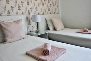 sypialnia z dwoma łóżkami i ręcznikami na nich w obiekcie 2BDR Ocean view apartment w mieście Poris de Abona