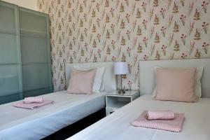 Łóżko lub łóżka w pokoju w obiekcie 2BDR Ocean view apartment