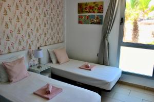 Łóżko lub łóżka w pokoju w obiekcie 2BDR Ocean view apartment
