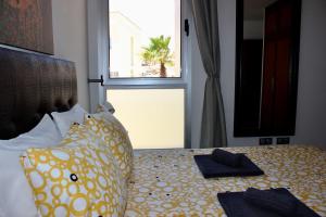 Łóżko lub łóżka w pokoju w obiekcie 2BDR Ocean view apartment