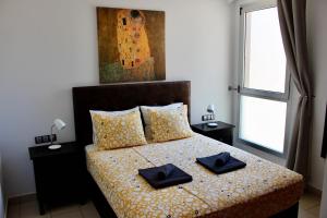 sypialnia z łóżkiem z dwoma kapeluszami w obiekcie 2BDR Ocean view apartment w mieście Poris de Abona