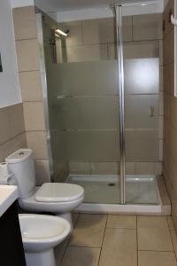 łazienka z toaletą i prysznicem w obiekcie 2BDR Ocean view apartment w mieście Poris de Abona +7 zdjęć