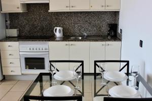 Kuchnia lub aneks kuchenny w obiekcie 2BDR Ocean view apartment