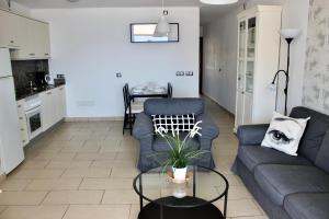 salon z dwiema niebieskimi kanapami i stołem w obiekcie 2BDR Ocean view apartment w mieście Poris de Abona