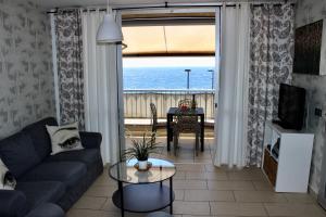 Telewizja i/lub zestaw kina domowego w obiekcie 2BDR Ocean view apartment