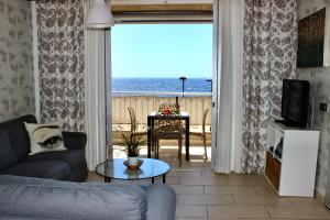 - un salon avec un canapé et une vue sur l'océan dans l'établissement 2BDR Ocean view apartment, à Poris de Abona