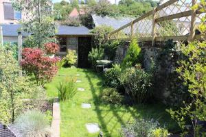 a garden with a wooden bridge and some plants at Bienvenue chez Greg à Honfleur in Honfleur