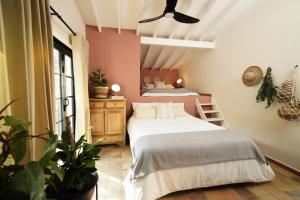 1 dormitorio con 1 cama en una habitación con paredes rosas en Hotel Boutique Quinta Ladera, en Medellín