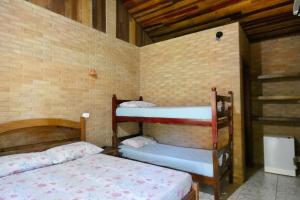 Двухъярусная кровать или двухъярусные кровати в номере Pousada Mar Azul