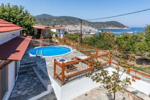 Villa con piscina y balcón en Villa Watermill, en Skopelos Town