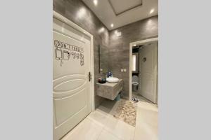 baño con aseo, lavabo y puerta en S - 369 مقابل الراشد مول, en Abha