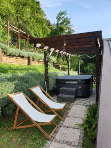un par de sillas y una parrilla en un patio en Vila Ema-kuća za odmor en Ludbreg