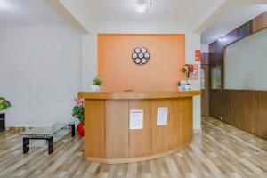 班加罗尔Orange Corner, Near Kempegowda Airport, Airport Pickup And Drop Available 24x7的医院大厅的前台,墙上有标志