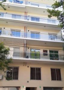 un condominio con finestre e balcone di Departamento Alem 1 en exclusivo barrio Martin a Rosario