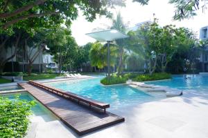 a swimming pool with a bench in a resort at Baan San Kraam 5206 Cha-am Hau Hin in Cha Am