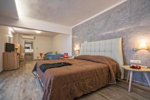 Кровать или кровати в номере Lagomandra Beach Hotel