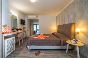 Кровать или кровати в номере Lagomandra Beach Hotel