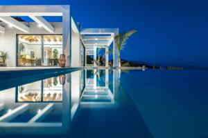 Bazén v ubytovaní Horizon luxury villa alebo v jeho blízkosti
