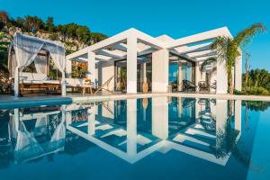 een villa met een zwembad en een huis bij Horizon luxury villa in Agios Nikolaos