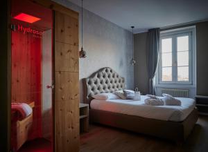 a bedroom with a bed and a window at Lainez Rooms & Suites in Trento