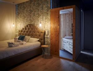 una camera con un grande letto e un comò di Lainez Rooms & Suites a Trento