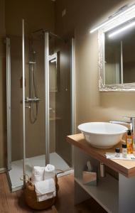 a bathroom with a sink, toilet and bathtub at Lainez Rooms & Suites in Trento