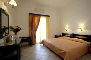 Un pat sau paturi într-o cameră la Hotel Klonos - Kyriakos Klonos