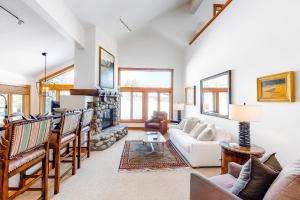 uma sala de estar com um sofá e uma lareira em Legends Hideout em Sun Valley