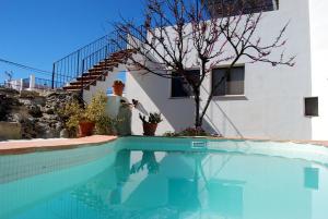 une piscine devant une maison dans l'établissement Villa La Roca - A fusion of modern and typical Andalucian architecture, à Montecorto