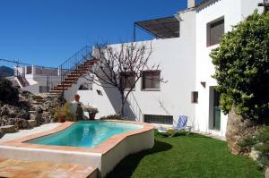 une piscine dans la cour d'une maison dans l'établissement Villa La Roca - A fusion of modern and typical Andalucian architecture, à Montecorto