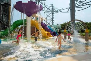 un grupo de niños jugando en un parque acuático en Dreams Natura Resort & Spa - All Inclusive, en Cancún