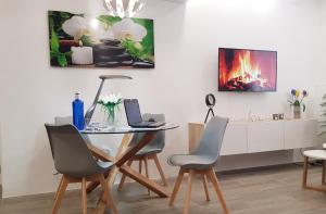 Loft Apartamento Sevilla 16 في أليكانتي: غرفة طعام مع طاولة وكراسي ومكتب