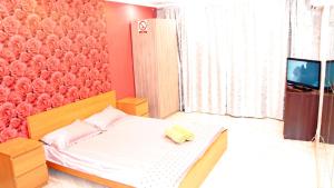 - une petite chambre avec un lit et une télévision dans l'établissement Apartment Perevedenovskiy, à Moscou