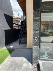 un edificio con una ventana con una silla en el lateral en Exclusivo departamento cerca del lago en San Martín de los Andes