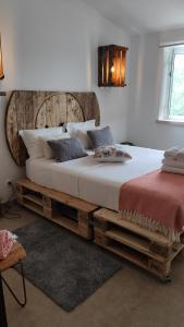 1 dormitorio con 1 cama hecha de palés en Casa D Amélia, en Óbidos 102 fotos más