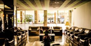 フォス・ド・イグアスにあるドム ペドロ イ パレス ホテルのリビングルーム(革張りのソファ、テーブル付)