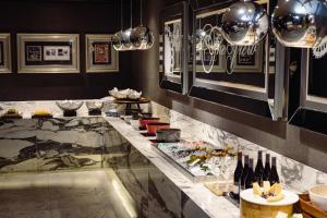um restaurante com um balcão de mármore com garrafas de vinho em Kensington Hotel Yeouido em Seul