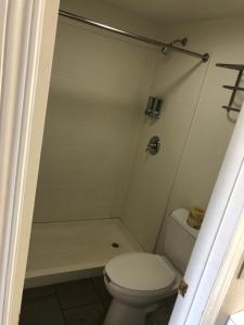 ein weißes Bad mit einem WC und einer Dusche in der Unterkunft BestWay Inn Oklahoma City Airport in Oklahoma City