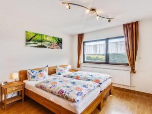 Schlafzimmer mit einem Bett und einem Fenster in der Unterkunft Beautiful holiday home ideal for hikers in Kleinlangenfeld