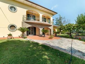 een huis met een balkon en een tuin bij Belvilla by OYO Villa Somnium in Albanella