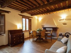 A seating area at Tuscan Farmhouse in Castiglione di Garfagnana with Garden Még 34 kép