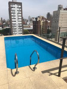 une piscine sur le toit d'un bâtiment dans l'établissement Fabulous Studio! Sanatorio Británico, Río y más., à Rosario