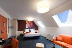 pokój hotelowy z łóżkiem i oknem w obiekcie Orange Hotel La Louvière w mieście La Louvière