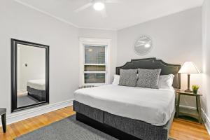 Postel nebo postele na pokoji v ubytování Indulging 2BR Apartment in Festive Boystown - Buckingham 1