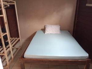 Cama ou camas em um quarto em Recanto Pousada JU&JU Chalé com PISCINA COMPARTILHADA