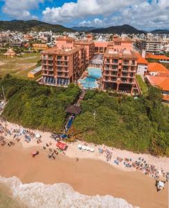 una vista aérea de una playa con un grupo de personas en Studio em Jurerê em hotel a beira-mar, en Florianópolis