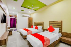 A bed or beds in a room at OYO 67127 Hotel Surya Palace