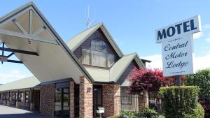 een huis met een motelbord ervoor bij Central Motor Lodge in Morrinsville