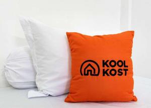 ein orangenes Kissen mit dem Kojost drauf. in der Unterkunft KoolKost near Wisata Purwahamba Indah Tegal in Tegal